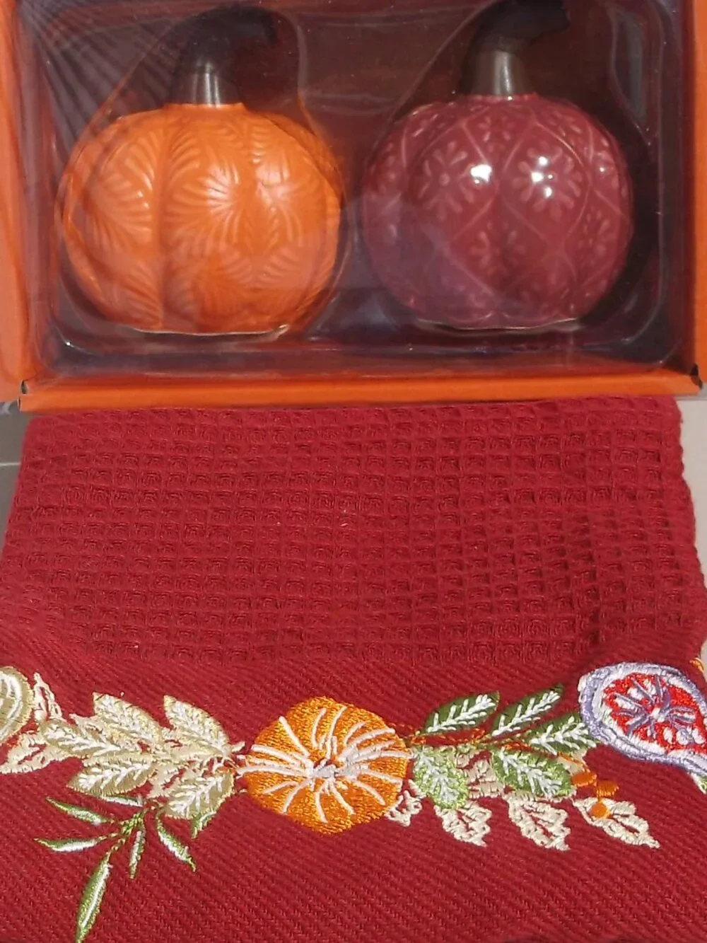 HEB Holiday Pumpkin Salt & Pepper Shakers + Fall Kitchen Towel NWT Set